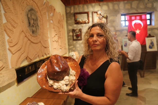 Yaptıkları şapka temalı eserleri müzeye hediye edecekler